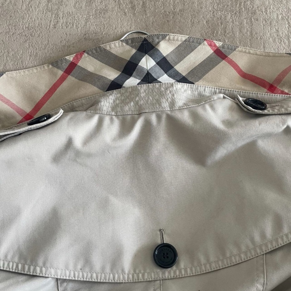Burberry Beige Trench Coat with Classic Check Lining - Picture 7 of 11